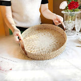 Rattan-Tablett im Landhausstil mit verschiedenen Mustern