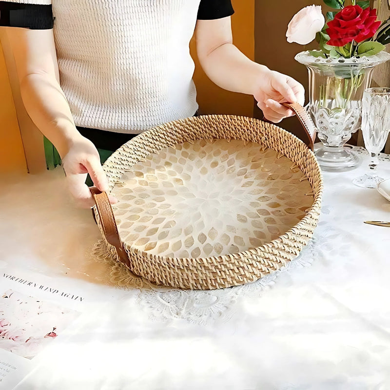 Rattan-Tablett im Landhausstil mit verschiedenen Mustern