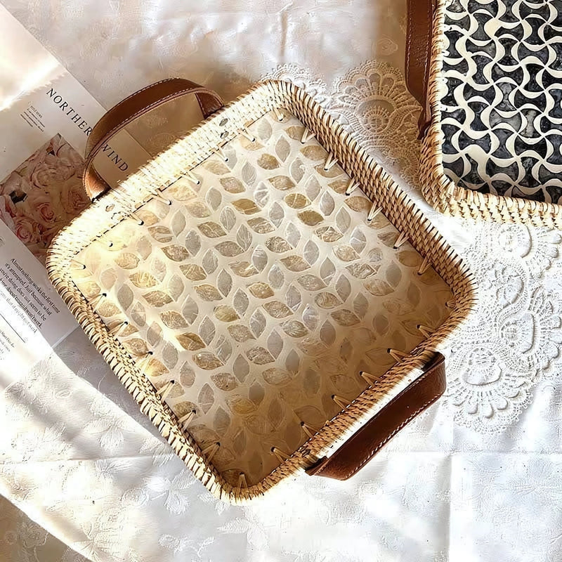 Rattan-Tablett im Landhausstil mit verschiedenen Mustern