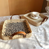 Rattan-Tablett im Landhausstil mit verschiedenen Mustern