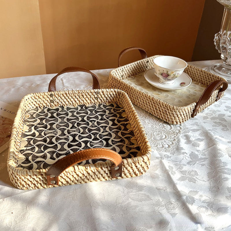Rattan-Tablett im Landhausstil mit verschiedenen Mustern